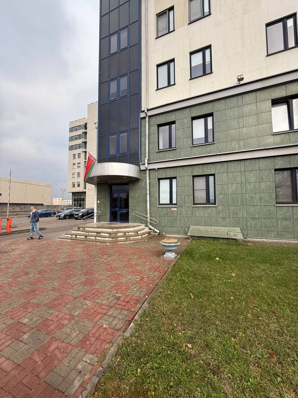 Вход в здание проката Rent Car Service