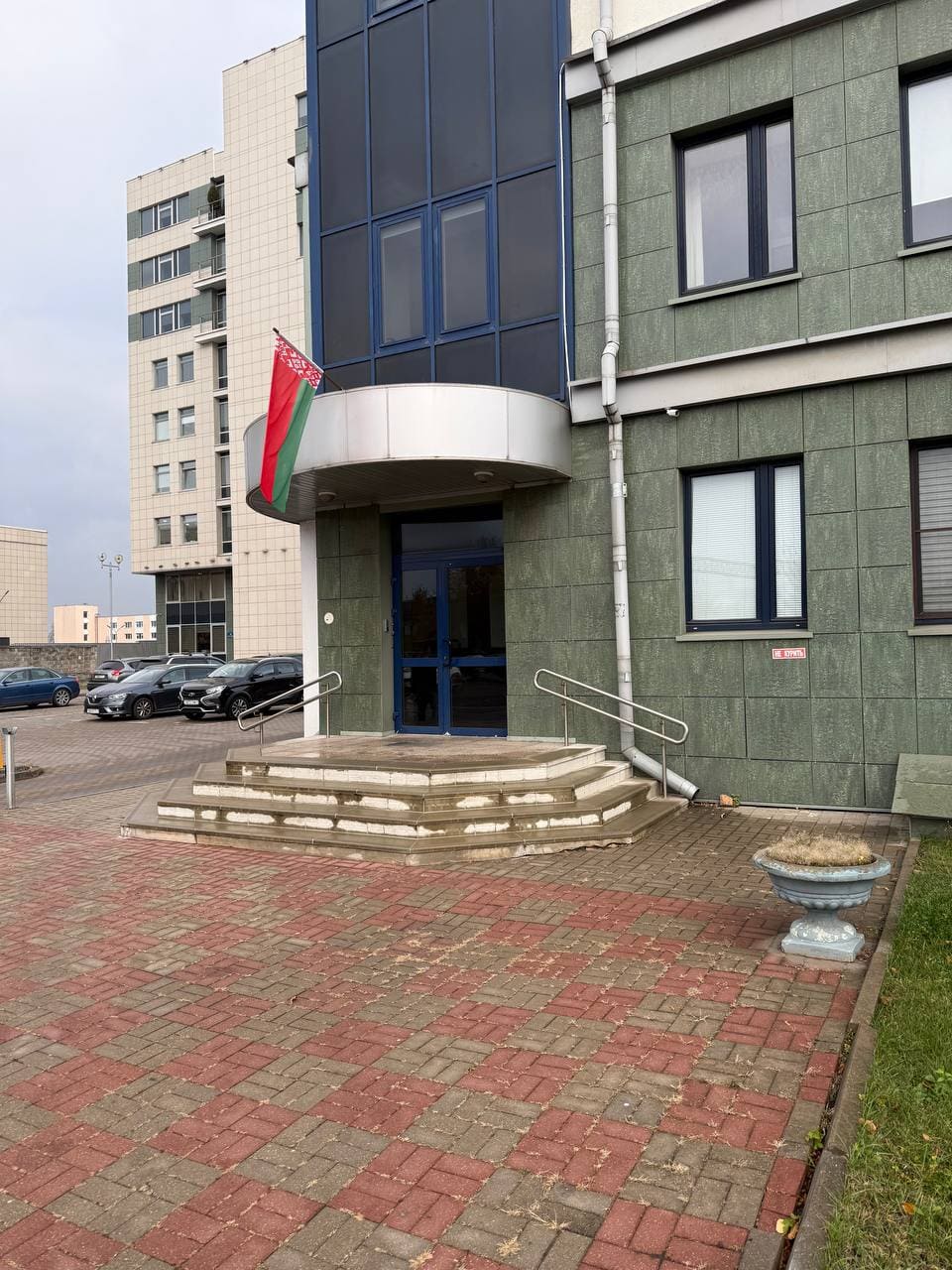 Вход в здание проката Rent Car Service