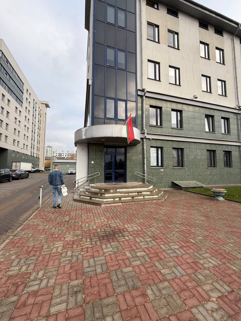 Вход в здание проката Rent Car Service